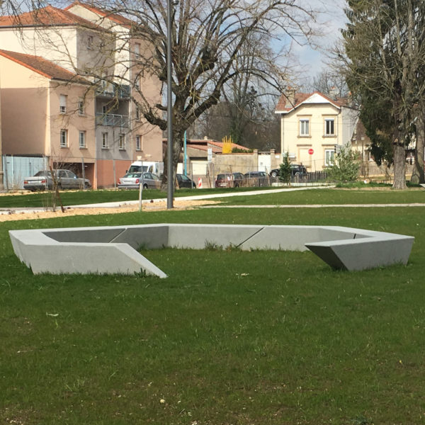 Pose de mobilier et aire de jeux HURSTEL